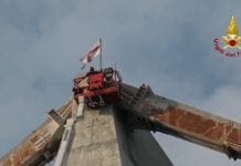 Ponte Morandi, la bandiera di Genova sventola sulle macerie – VIDEO