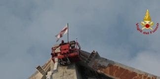 Ponte Morandi, la bandiera di Genova sventola sulle macerie – VIDEO