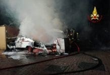 La Spezia, indagini per l’incendio al campo rom di via Oto