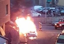 Marassi, auto in fiamme in via dei Platani