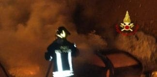 Brucia l’auto alla ex insieme ad un amico e provoca l’intossicazione di un bambino incendio auto vigili fuoco auto fiamme