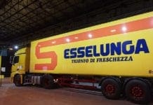 Genova, Esselunga a Sestri, sale la tensione tra i commercianti Esselunga camion