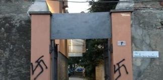 Genova Prà, svastiche naziste all’ingresso del poliambulatorio di Villa De Mari