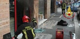 Via Fiasella, incendio in un negozio di hamburger