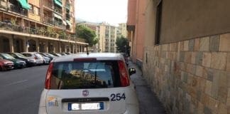 Auto della Asl 3 parcheggiate sui marciapiedi in viale Bracelli a Marassi