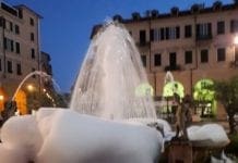 Imperia, detersivo nella fontana di piazza Dante: schiuma invade vasca e aiuola