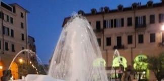 Imperia, detersivo nella fontana di piazza Dante: schiuma invade vasca e aiuola