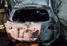 Genova, auto e scooter in fiamme a Sestri Ponente auto fiamme vigili fuoco