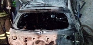 Genova, rogo d’auto a Certosa, due vetture distrutte auto fiamme vigili fuoco