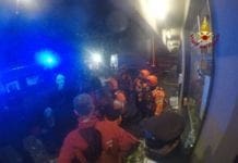 Rapallo, salvato un gruppo di persone bloccate sul molo distrutto dalle onde – VIDEO