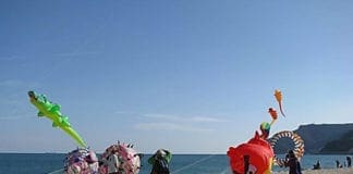 Spotorno, aquiloni in spiaggia per la pace con One Sky One World 2018