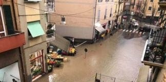 Chiavari, allagamenti in centro e si teme l’arrivo della mareggiata