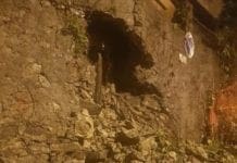 Genova, crolla un muraglione in via dell’Ombra