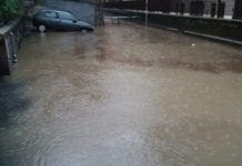 Maltempo a Genova, via San Fruttuoso allagata per i tombini ostruiti