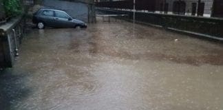 Maltempo a Genova, via San Fruttuoso allagata per i tombini ostruiti