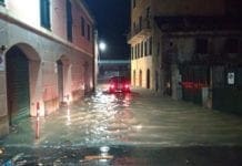 Genova – Mare arriva tra le case a Sturla