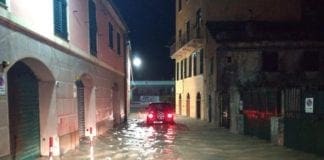 Genova – Mare arriva tra le case a Sturla