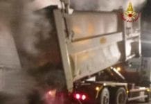 Genova Bolzaneto, fiamme nel deposito AMIU di via Sardorella