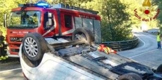 Borghetto Vara, auto si ribalta sull’Aurelia