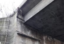 Sturla, cadono calcinacci dal ponte: danneggiata un’auto