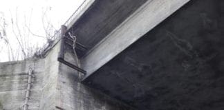 Sturla, cadono calcinacci dal ponte: danneggiata un’auto