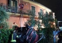 La Spezia – Grave incidente in via Sarzana, auto esce di strada e finisce contro una casa