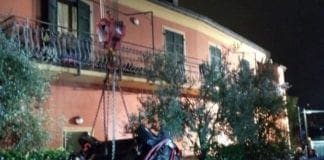 La Spezia – Grave incidente in via Sarzana, auto esce di strada e finisce contro una casa