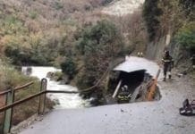 Maltempo a Genova, passerella pedonale e scuolabus per San Carlo di Cese isolata