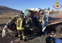 Autostrada A12, scontro tra due tir e due auto: morto 32enne
