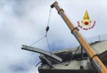 Ponte Morandi – Vigili del Fuoco rimuovono guard rail pericolante