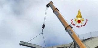 Ponte Morandi – Vigili del Fuoco rimuovono guard rail pericolante