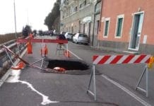 Cede muraglione sotto l’Aurelia a Voltri, strada a rischio chiusura