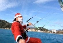 Babbo Natale consegna i regali in kite surf in Liguria