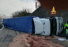 Tir si ribalta sull’Autostrada A7 Genova – Milano dopo la galleria Campora in direzione Genova