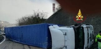 Tir si ribalta sull’Autostrada A7 Genova – Milano dopo la galleria Campora in direzione Genova