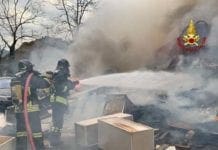 Sestri Ponente, camion in fiamme in via Pillea