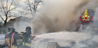 Sestri Ponente, camion in fiamme in via Pillea