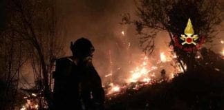 Furgone finisce in mare a calata Gadda. Nessun ferito – FOTO vigili fuoco incendio bosco