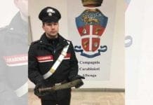 Albenga, aggredisce i genitori e minaccia i Carabinieri con un machete