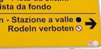 Bimba morta sullo slittino in Alto Adige, 2 indagati e polemiche per i cartelli solo in tedesco