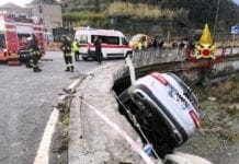 Cogoleto, auto sfonda guard rail e resta in bilico sul torrente – VIDEO