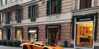 Lamborghini parcheggiata in sosta vietata in via Roma, nessuna multa?