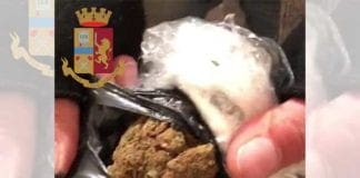 Apre la porta alla Polizia ma ha la droga sul comodino marijuana