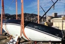 Rapallo, relitti della mareggiata: in corso la rimozione della barca a vela ai bagni Molo
