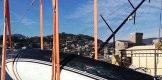 Rapallo, relitti della mareggiata: in corso la rimozione della barca a vela ai bagni Molo