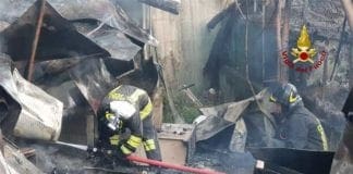 Cornigliano, baracca in fiamme in via Tonale, uomo morto carbonizzato – VIDEO