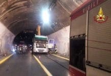 Autostrada A10, autogrù entra in galleria e rimane incastrata: ferito il conducente