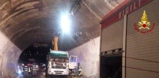 Autostrada A10, autogrù entra in galleria e rimane incastrata: ferito il conducente