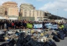Volontari ripuliscono la spiaggia alla Foce