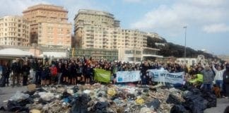 Volontari ripuliscono la spiaggia alla Foce